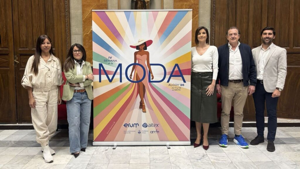 Presentación del cartel oficial de la IV Semana de la Moda de Alcoy junto a representantes de Erum, AITEX, el Ayuntamiento de Alcoy y ANDE.